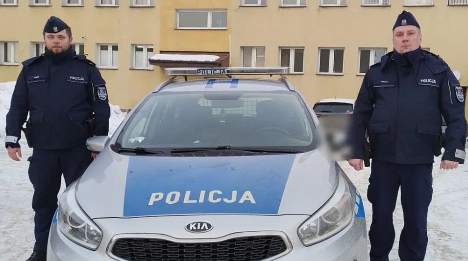Czujność policjantów uratowała życie. Kierowca doznał udaru podczas jazdy